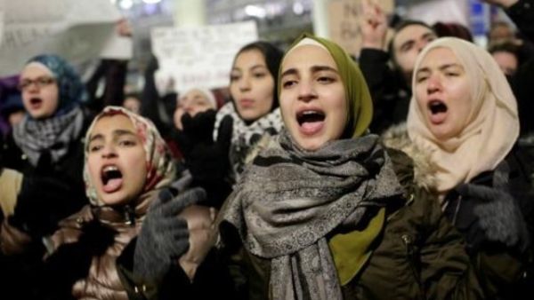 متظاهرات ضد سياسة ترامب في مطار شيكاغو الدولي

