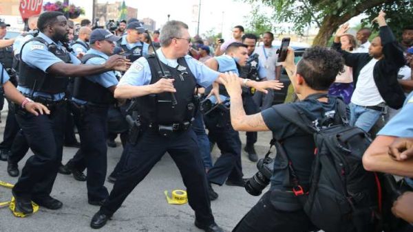 احتجاجات عنيفة في شيكاغو بعد مقتل رجل برصاص الشرطة

