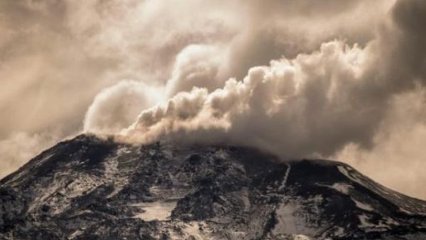 تشيلي ترفع مستوى الانذار تحسبا لثوران بركان في الانديس
