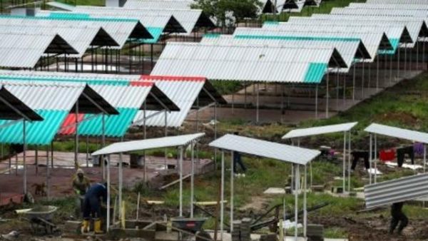 عناصر من القوات المسلحة الثورية في كولومبيا (فارك) يبنون منازل في منطقة كوليناس بولاية غافياري
