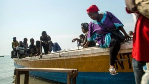 لاجئون من جمهورية الكونغو الديموقراطية يصلون الى بحيرة البرت في سيباغورو بأوغندا، على متن زوارق
