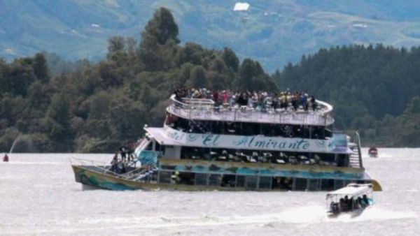 غرق السفينة السياحية "الميرانتي" في بحيرة غواتابيه
