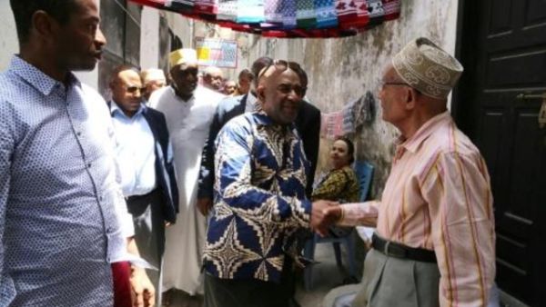 رئيس جزر القمر غزالي عثماني في موتسامودو
