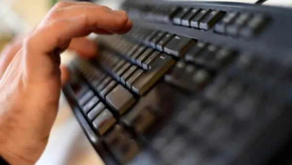 موظف يطبع في مقر شركة الأمن عبر الانترنت العملاقة "كاسبرسكي" في موسكو
