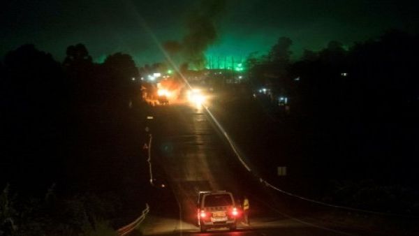 حافلة تشتعل على الطريق بين كامبالا وماساكا في قرية بواما في جمهورية الكونغو الديموقراطية

