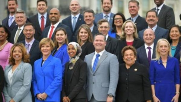 الكونغرس يعتزم تغيير قانونه للسماح بالحجاب داخل مقره

