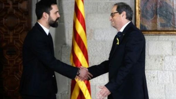 الرئيس الكاتالوني الجديد كيم تورا (يسار) يصافح رئيس البرلمان الكاتالوني روجر تورينت 
