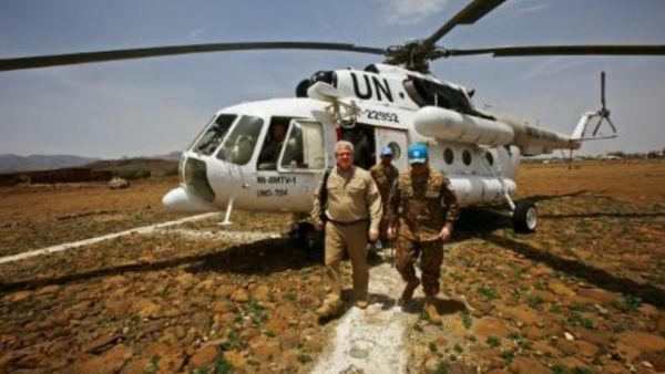 الموفد الاميركي الى السودان ستيفن كوتسيس اثناء جولة في اقليم دارفور
