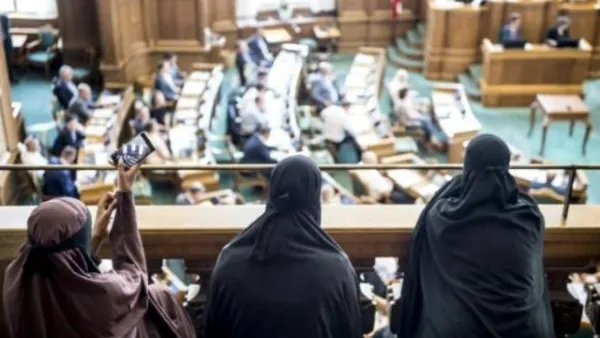 نساء منقبات يحضرن جلسة البرلمان الدنماركي في كوبنهاغن
