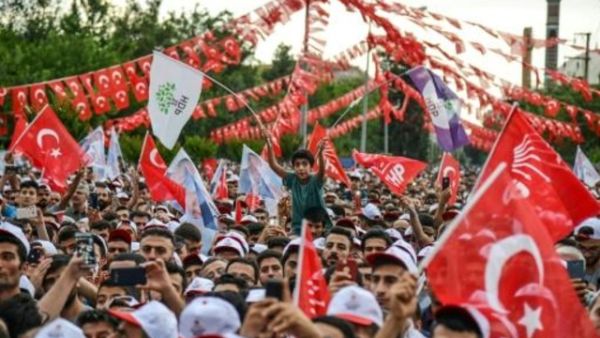 تجمع انتخابي لمحرم اينجه مرشح حزب الشعب الجمهوري في دياربكر
