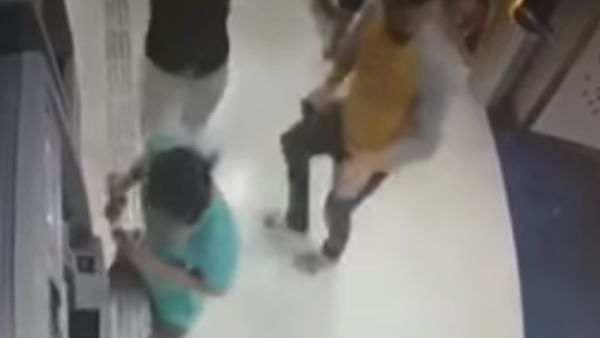 سيارة تقتحم بنكاً في دبي