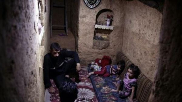 ابو عمر مع اولاده داخل ملجأ في دوما
