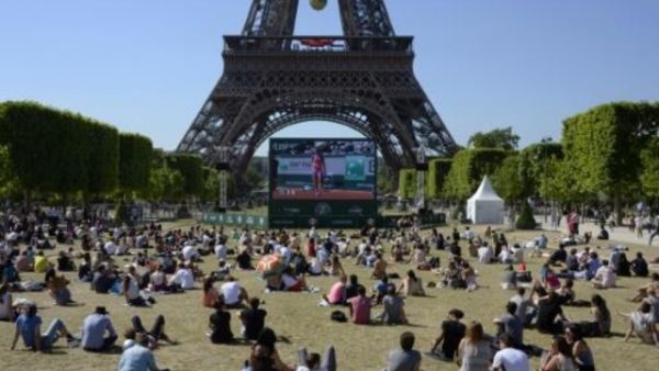 مشجعون يشاهدون نصف نهائي بطولة رولان غاروس للتنس في ساحة برج ايفل في باريس 
