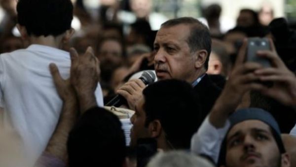 عاد الرئيس التركي رجب طيب اردوغان مساء الثلاثاء الى انقرة التي بقي بعيدا عنها منذ محاولة الانقلاب ليترأس اجتماعا لمجلس الامن القومي وللحكومة الاربعاء
