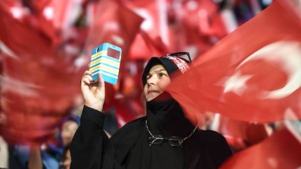 آلاف النساء يتظاهرن في اسطنبول تايييدا لتعزيز صلاحيات أردوغان