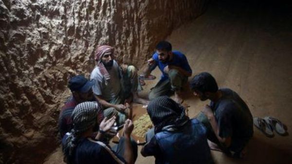 مقاتلون من فيلق الرحمن في الغوطة السورية

