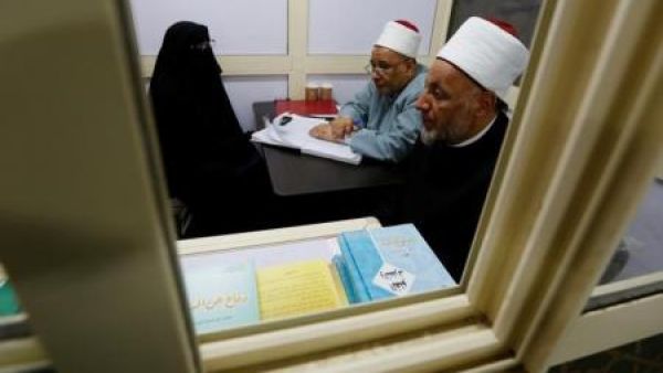 رجلا دين يردان على اسئلة في كشك فتوى أنشىء مؤخرا في محطة مترو الشهداء في القاهرة
