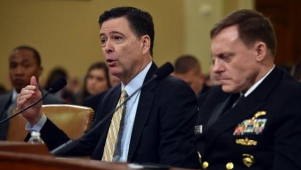 مدير مكتب التحقيقات الفدرالي (اف بي آي) جيمس كومي (يسار) والى جانبه مدير وكالة الامن القومي الاميرال مايك روجرز خلال جلسة استماع في مجلس النواب

