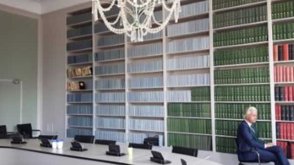 النائب الهولندي غرت فيلدرز في البرلمان في لاهاي
