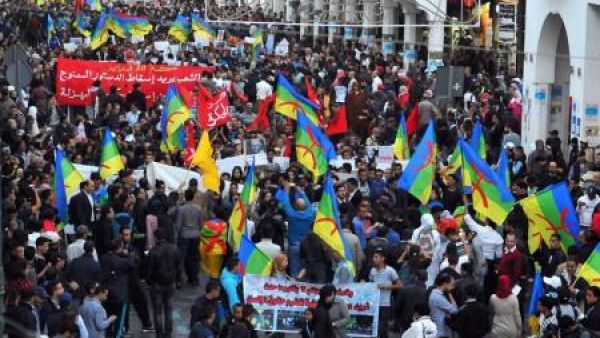 محتجون في المغرب في مظاهرة ضد الحكومة المغربية بعد مقتل بائع السمك محسن فكري يوم السادس من نوفمبر تشرين الثاني 2016

