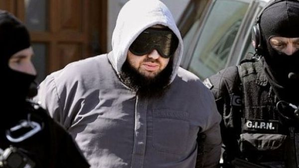 حيث تم اعتقال 10 أشخاص.