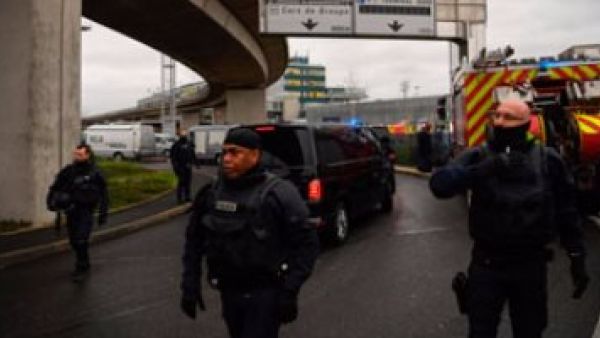 إغلاق تام لمطار أورلى فى باريس بعد تحذيرات أمنية

