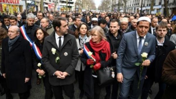 وزير الداخلية الفرنسي جيرار كولومب (يسار) ووزير الشباب كريستوف كاستانير وامام جامع درانسي حسن شلغومي في تظاهرة في 28 آذار/مارس 2018 في باريس بعد مقتل ميراي نول (85 عاما) وهي يهودية في منزلها في جريمة مرتبطة بمعاداة السامية حسب الشرطة
