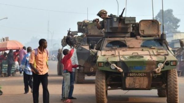 آليات من قوة سانغاريس تقوم بدورية في الحي المسلم من بانغي
