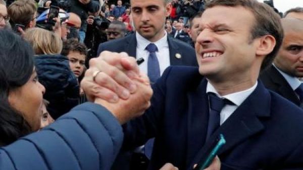  إيمانويل ماكرون يصافح مؤيديه عقب مغادرته لجنة اقتراع في توكيه 
