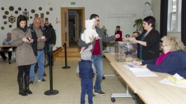 مركز اقتراع في سان بيار، في ارخبيل سان بيار وميكولون من مناطق ما وراء البحار الفرنسية

