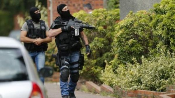 الشرطة الفرنسية تقوم بعمليات تفتيش في بلدة سان اتيان دي روفري في شمال غرب فرنسا
