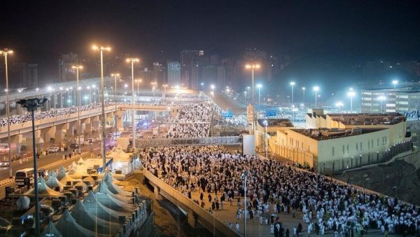 الحجاج يبدأون رمي الجمرات 