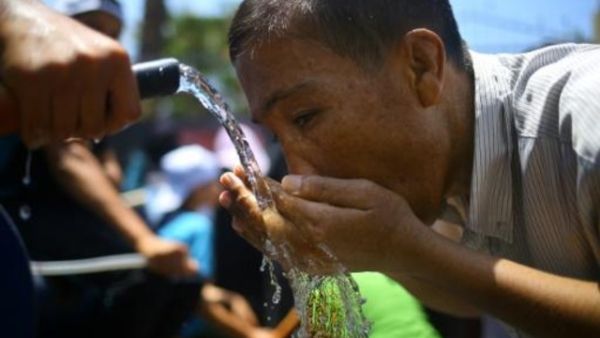 فلسطيني يشرب الماء
