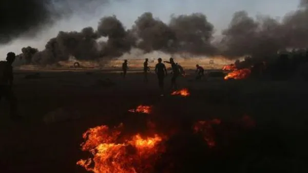 محتجون فلسطينيون على الحدود بين قطاع غزة وإسرائيل
