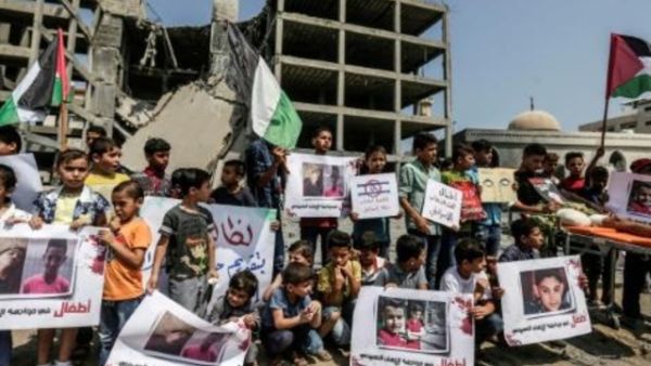 تجمع لاطفال في غزة تنديدا بغارة اسرائيلية

