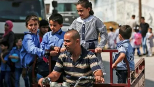 تلاميذ يتوجهون الى مدرسة تابعة للاونروا في غزة

