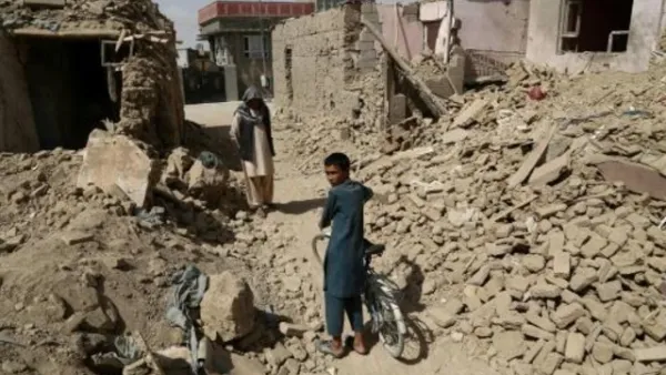 أفغانيان يمشيان بين منازل مدمرة بعد اعتداء نفذه طالبان في غزنة

