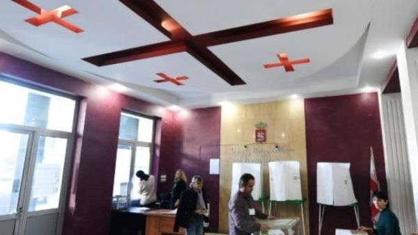 أعضاء لجنة انتخابية محلية يعدون مركز اقتراع قبل بدء الانتخابات الرئاسيةالجورجية في تبيليسي

