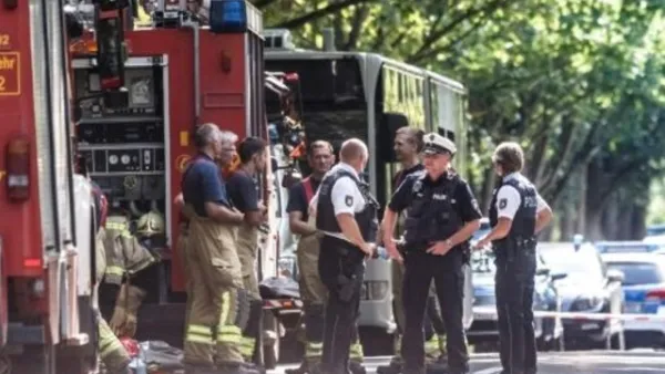 عناصر من الشرطة في لوبيك كوكنيتز اثر قيام شخص بطعن ركاب حافلة بشكل عشوائي
