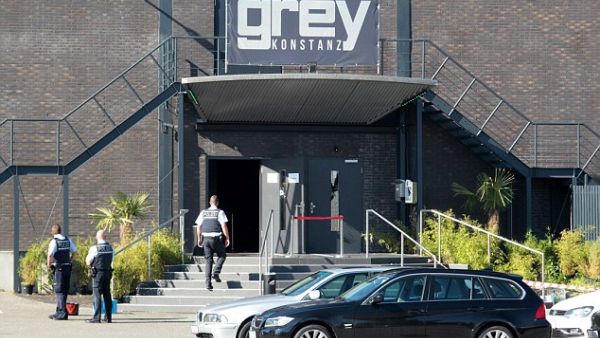 قتلى وجرحى في اطلاق نار بملهى ليلي في المانيا 
الشرطة الألمانية تعلن مقتل شخصين وإصابة أربعة في إطلاق نار بملهى ليلي