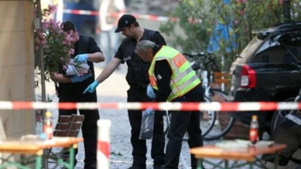 الشرطة الالمانية تجمع ادلة من موقع تفجير انتحاري قام به طالب لجوء سوري في مدينة انسباخ

