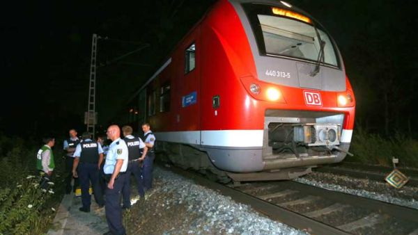 الافغاني طالب اللجوء نفذ اعتداء بفأس وسكين في قطار مساء الاثنين
