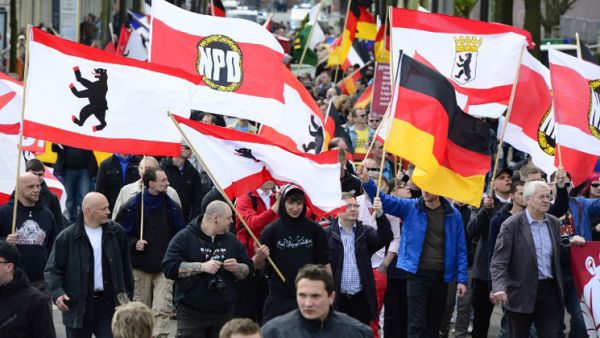 متظاهرون بألمانيا يهاجمون الشرطة احتجاجا على تحرش لاجئين بفتاتين

