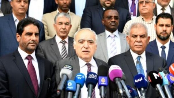 المبعوث الاممي الخاص بليبيا غسان سلامة متوسطا ممثلي لجنة حوار برلمان طبرق

