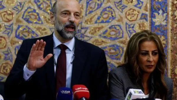 المتحدثة باسم الحكومة الأردنية جمانة غنيمات وبجوارها رئيس الوزراء عمر الرزاز
