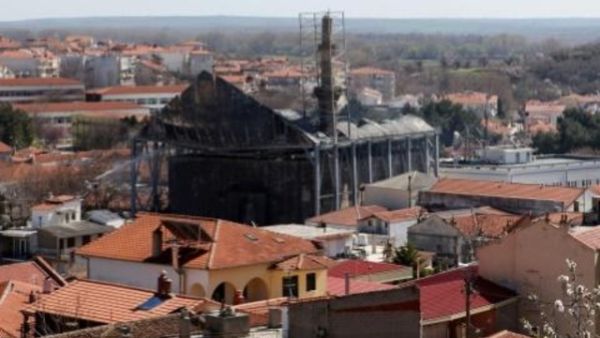 رجال الاطفاء يعملون على اخماد حريق مسجد بيازيد الاثري العثماني في تراقيا (شمال شرق اليونان)
