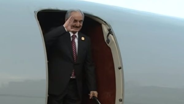 خليفة حفتر يعود إلى بنغازي بعد تلقي العلاج بباريس