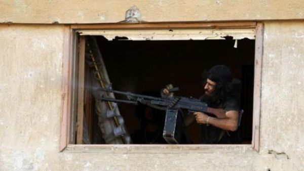 احد عناصر قوات المشير خليفة حفتر الرجل القوي في شرق ليبيا يتبادل اطلاق النار مع مسلحين في منطقة بنغازي

