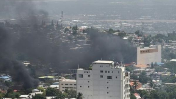 الدخان يتصاعد من فندق اواسيس في عاصمة هايتي بو او برنس اثر تعرض سيارات للحرق في مرأبه
