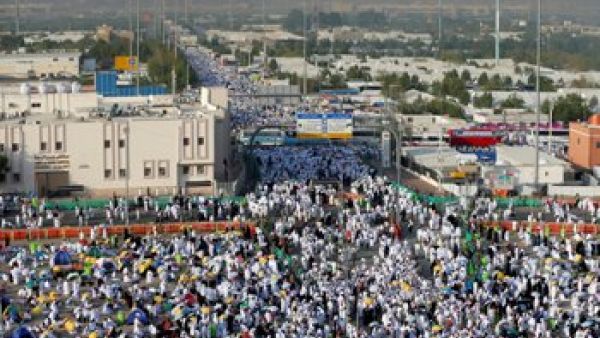 حجاج بيت الله يستعدون للنفرة الى مزدلفة من صعيد عرفات